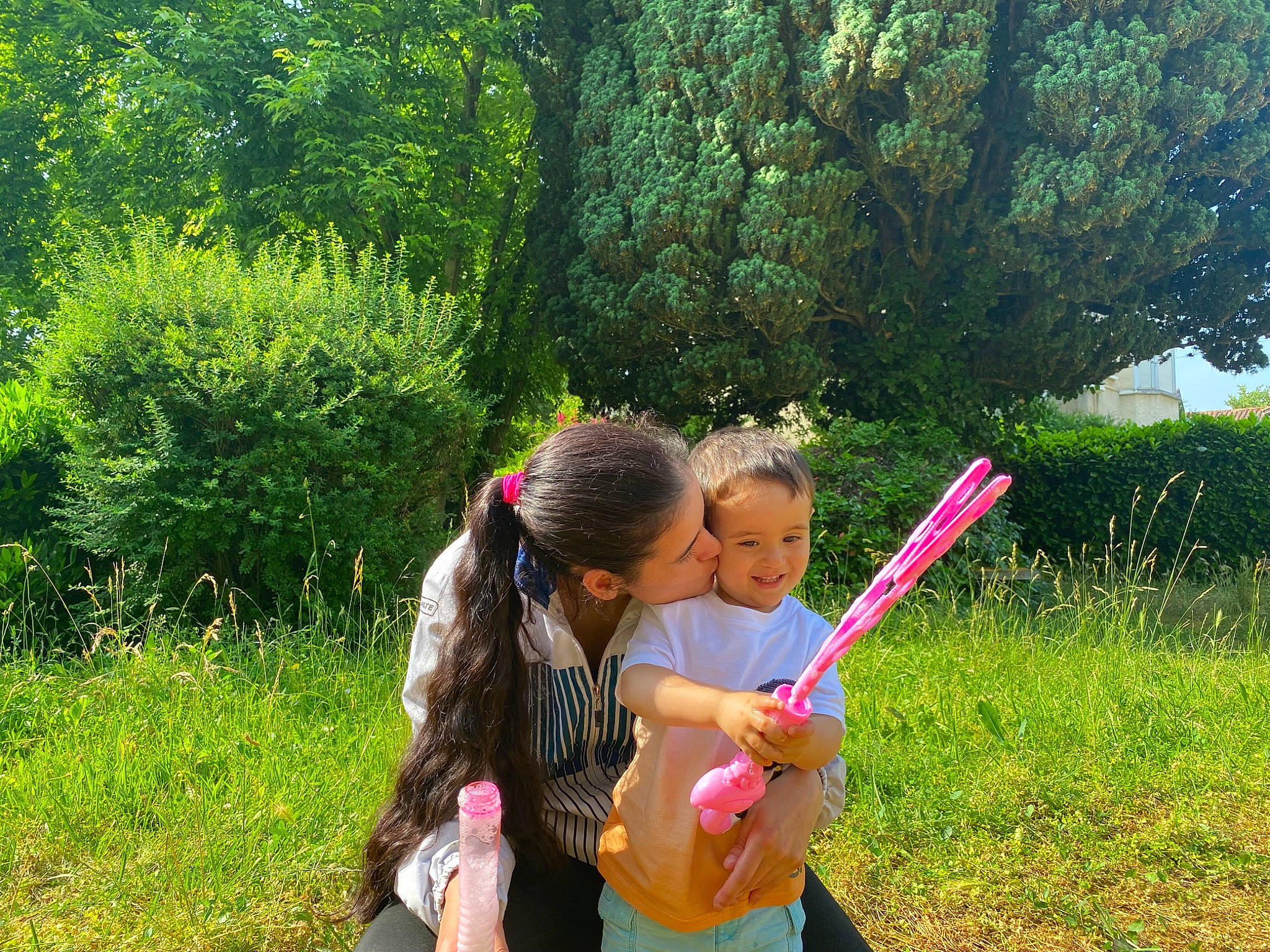 Enzo a rejoint le concours — aidez-le/la à gagner de superbes lots ! biome, botany, forest, fun, garden, grass, grass_family, grassland, happy, joy, landscape, lawn, leaf, leisure, natural_landscape, people_in_nature, person, plant, recreation, shrub