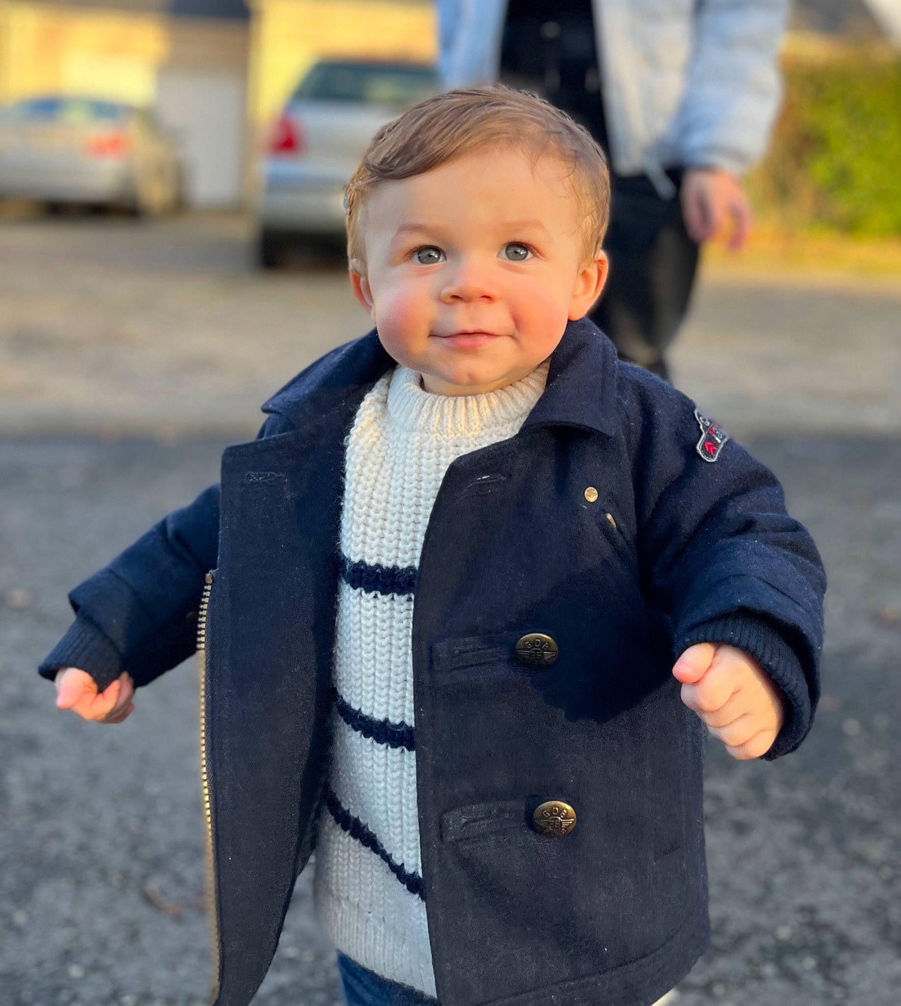 Isaac a rejoint le concours — aidez-le/la à gagner de superbes lots ! asphalt, baby, baby_toddler_clothing, button, car, child, collar, denim, electric_blue, eye, fun, gesture, grass, happy, pattern, person, skin, sleeve, standing, street_fashion