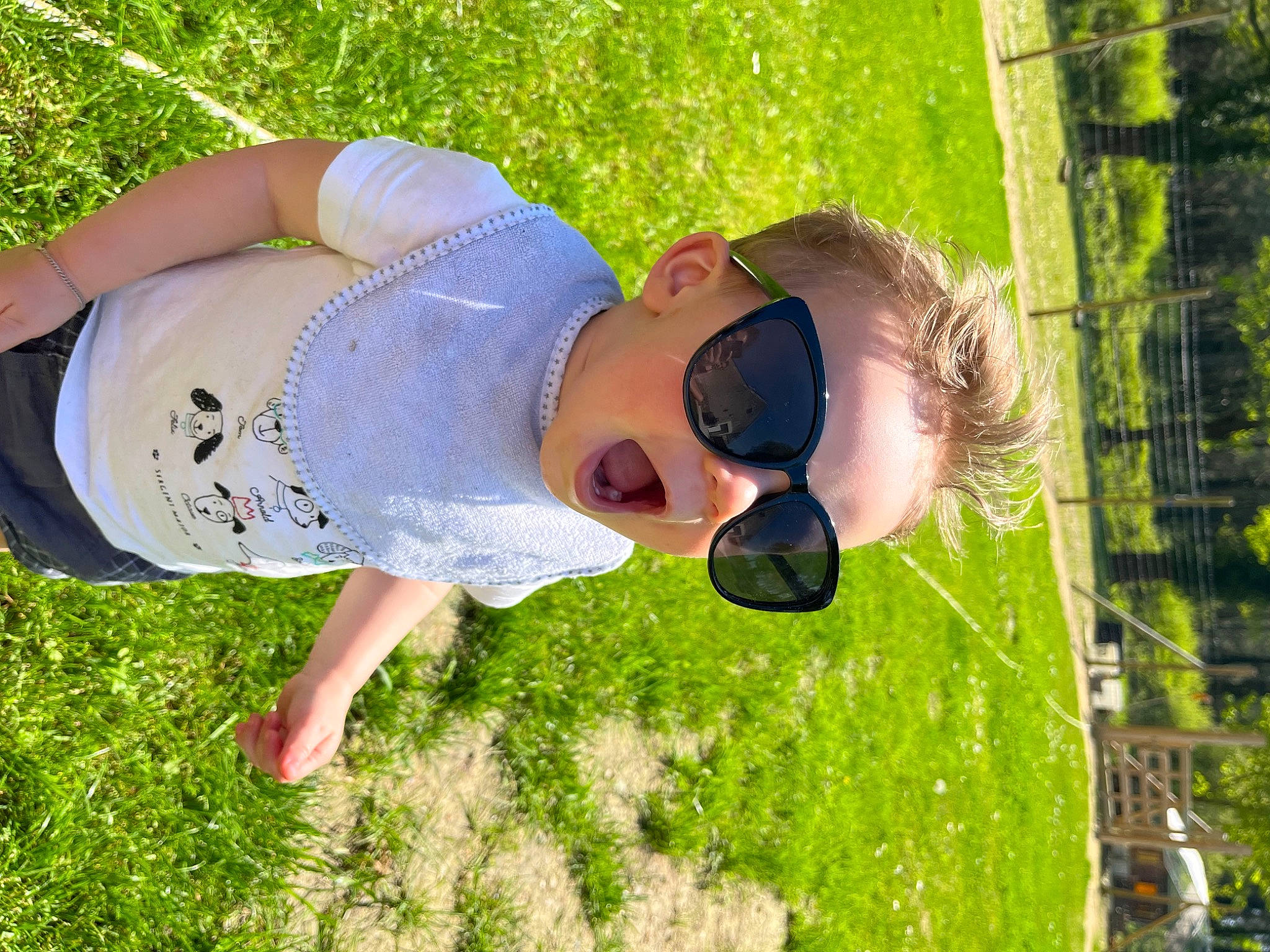 Isaac a rejoint le concours — aidez-le/la à gagner de superbes lots ! child, eyewear, fun, goggles, grass, grass_family, grassland, happy, human_leg, lawn, leisure, meadow, people_in_nature, person, plant, recreation, sunglasses, thigh, toddler, tree