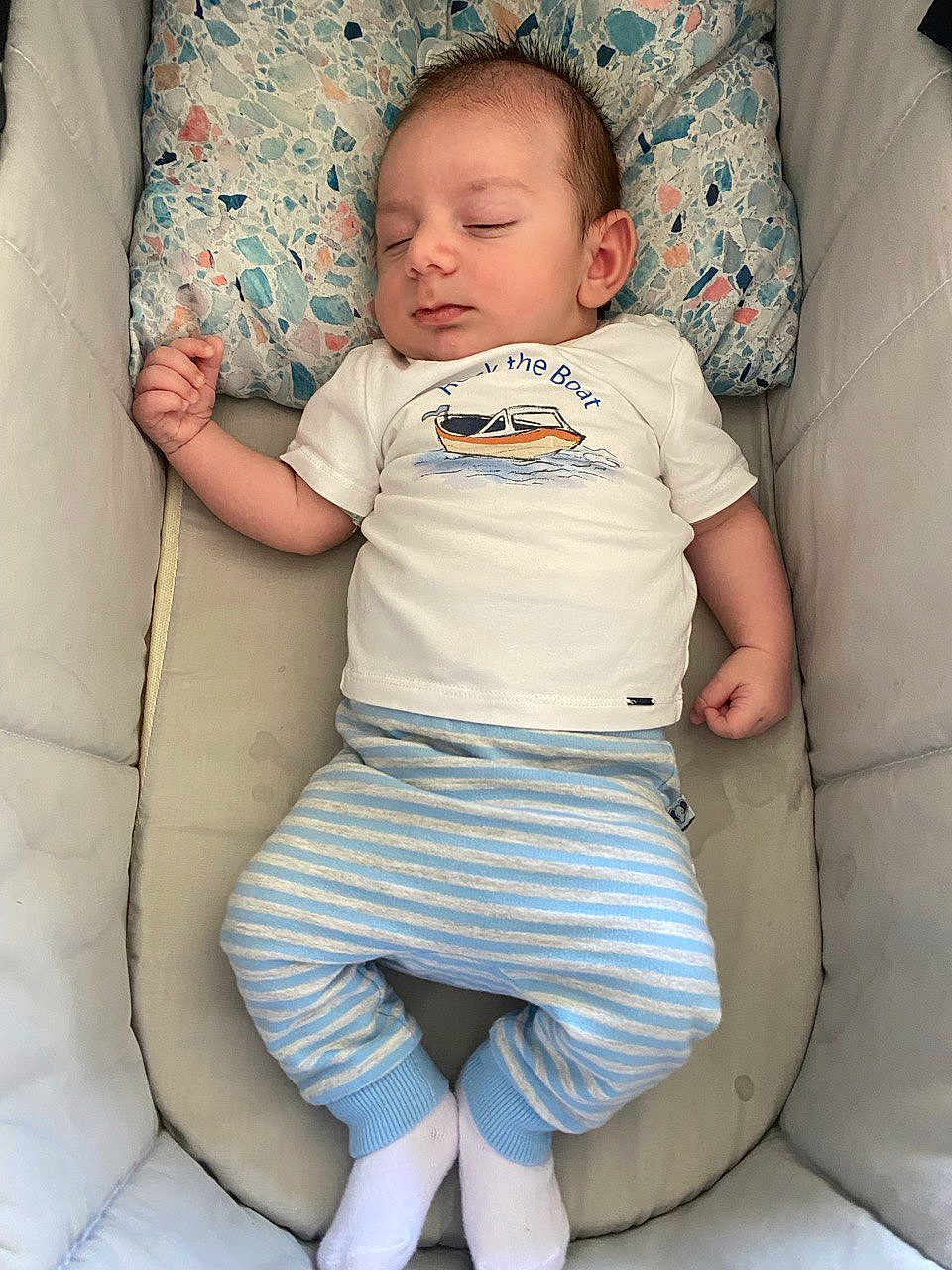 Omar a rejoint le concours — aidez-le/la à gagner de superbes lots ! baby, sleeping, infant, clothing, shirt, pants, socks, pillow, cushion, bed, resting, peaceful, cute, child, indoors, soft, comfort, person, portrait, relaxation
