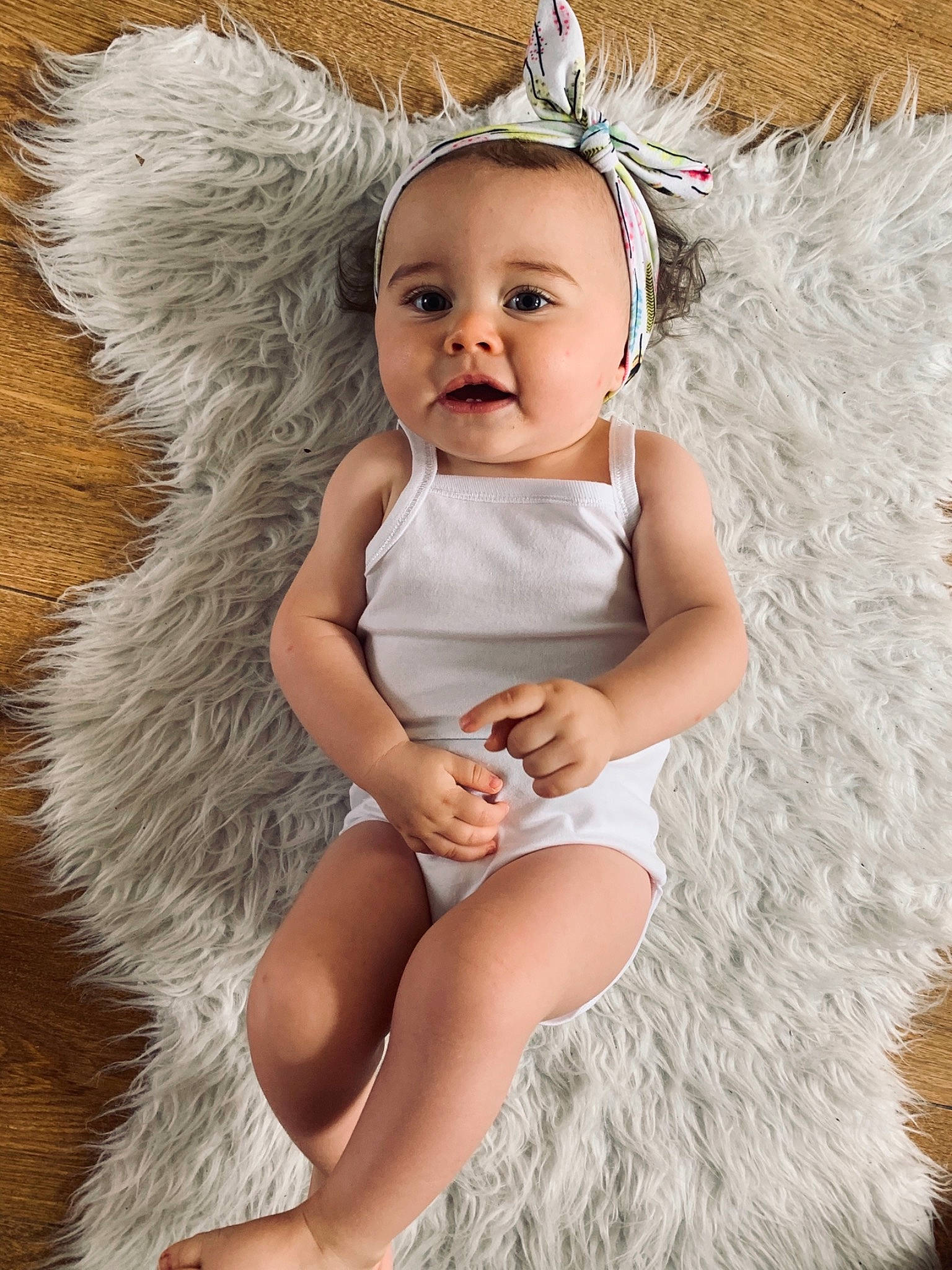 Evy participe au concours pour gagner de l'argent avec cette photo : baby, baby_toddler_clothing, child, costume_hat, face, flash_photography, happy, head, headgear, headpiece, human_leg, iris, jewellery, mythical_creature, person, photograph, pink, skin, thigh, toddler