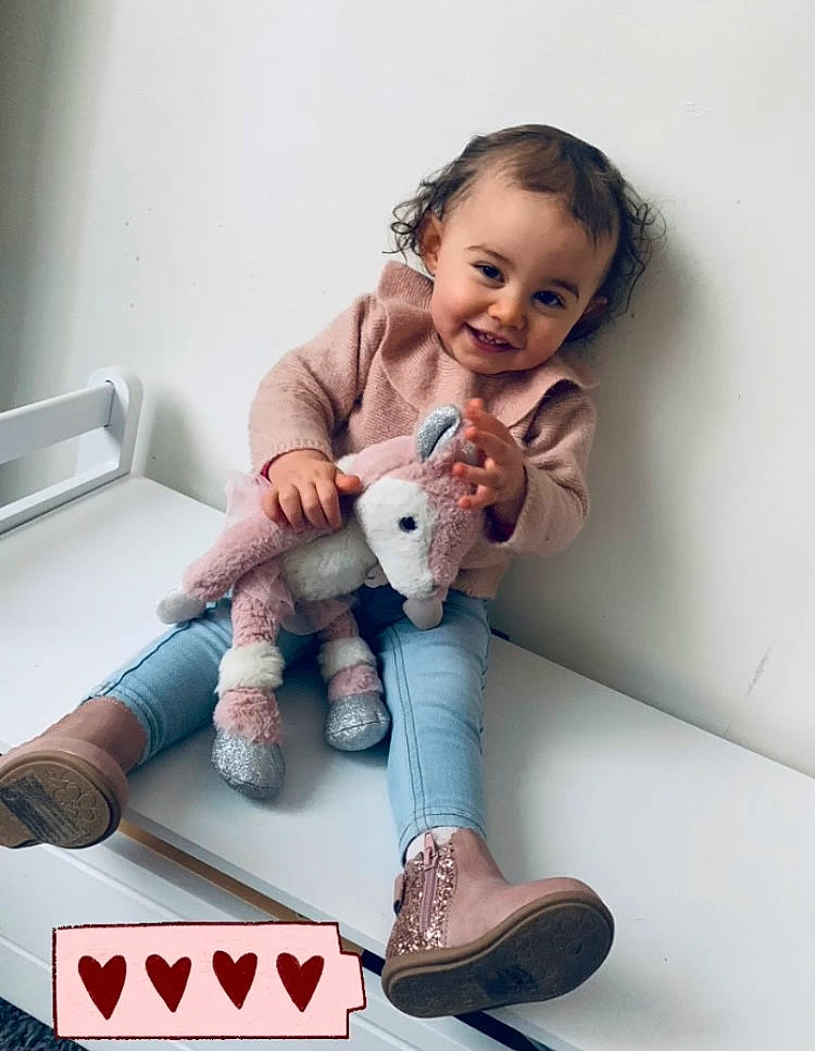 Evy a rejoint le concours — aidez-le/la à gagner de superbes lots ! arm, comfort, doll, eye, foot, hand, happy, human_leg, joint, joy, knee, leg, person, photograph, shoe, smile, sneakers, sock, stuffed_toy, thigh