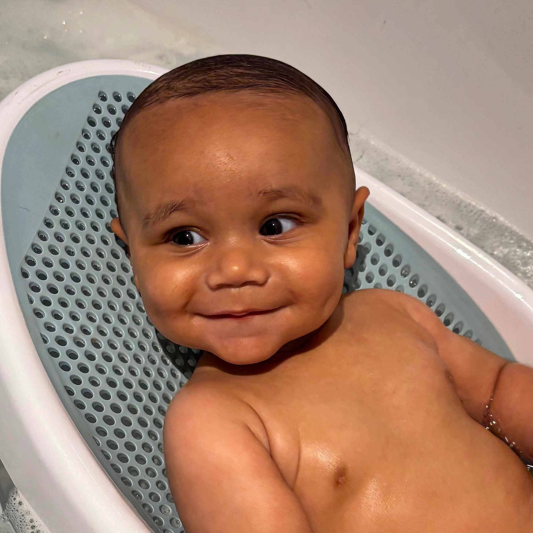 Milan is registered to the contest to win money with this photo: baby, bath, bathtub, child, cute, face, happy, head, indoors, infant, person, playful, relaxing, seat, skin, small, smile, water, wet, young