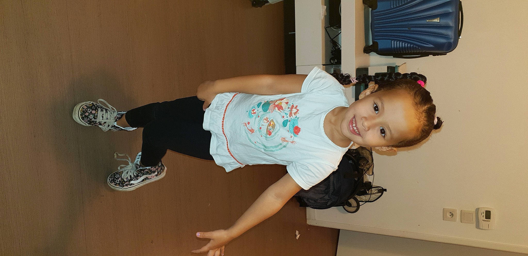 Nour a rejoint le concours — aidez-le/la à gagner de superbes lots ! baby, baby_products, baby_toddler_clothing, child, elbow, eye, flooring, fun, happy, human_leg, joint, joy, knee, outdoor_shoe, person, room, smile, sportswear, t_shirt, thigh