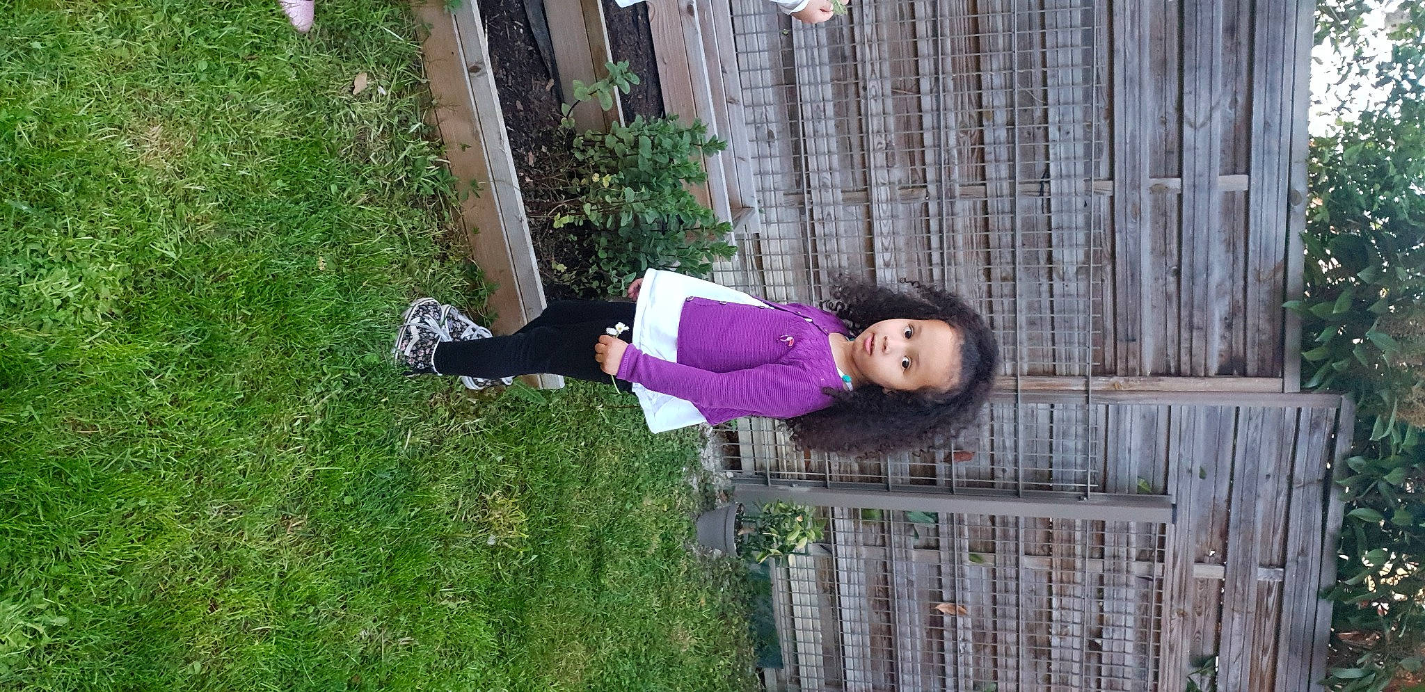 Nour a rejoint le concours — aidez-le/la à gagner de superbes lots ! fun, grass, leisure, magenta, people_in_nature, person, plant, purple, thigh, toddler, tree, wood