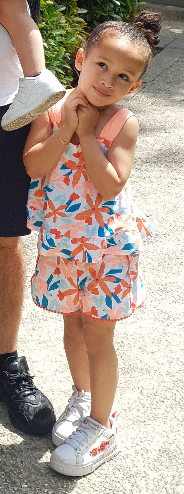 Nour participe au concours pour gagner de l'argent avec cette photo : arm, azure, bag, day_dress, dress, fashion, gesture, hand, joint, joy, leg, luggage_and_bags, neck, one_piece_garment, orange, person, photograph, shoulder, sleeve, standing