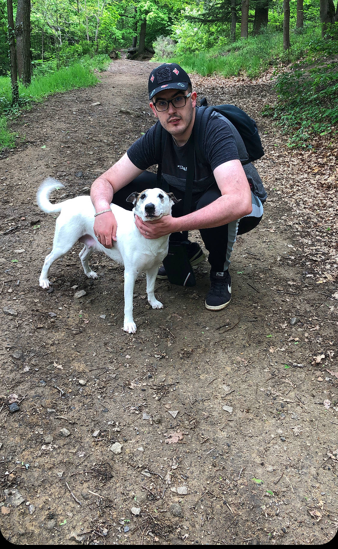 Laya a rejoint le concours — aidez-le/la à gagner de superbes lots ! baseball_cap, cap, carnivore, companion_dog, dog, dog_breed, fawn, forest, hat, non_sporting_group, plant, recreation, shorts, smile, soil, sporting_group, t_shirt, tail, tree