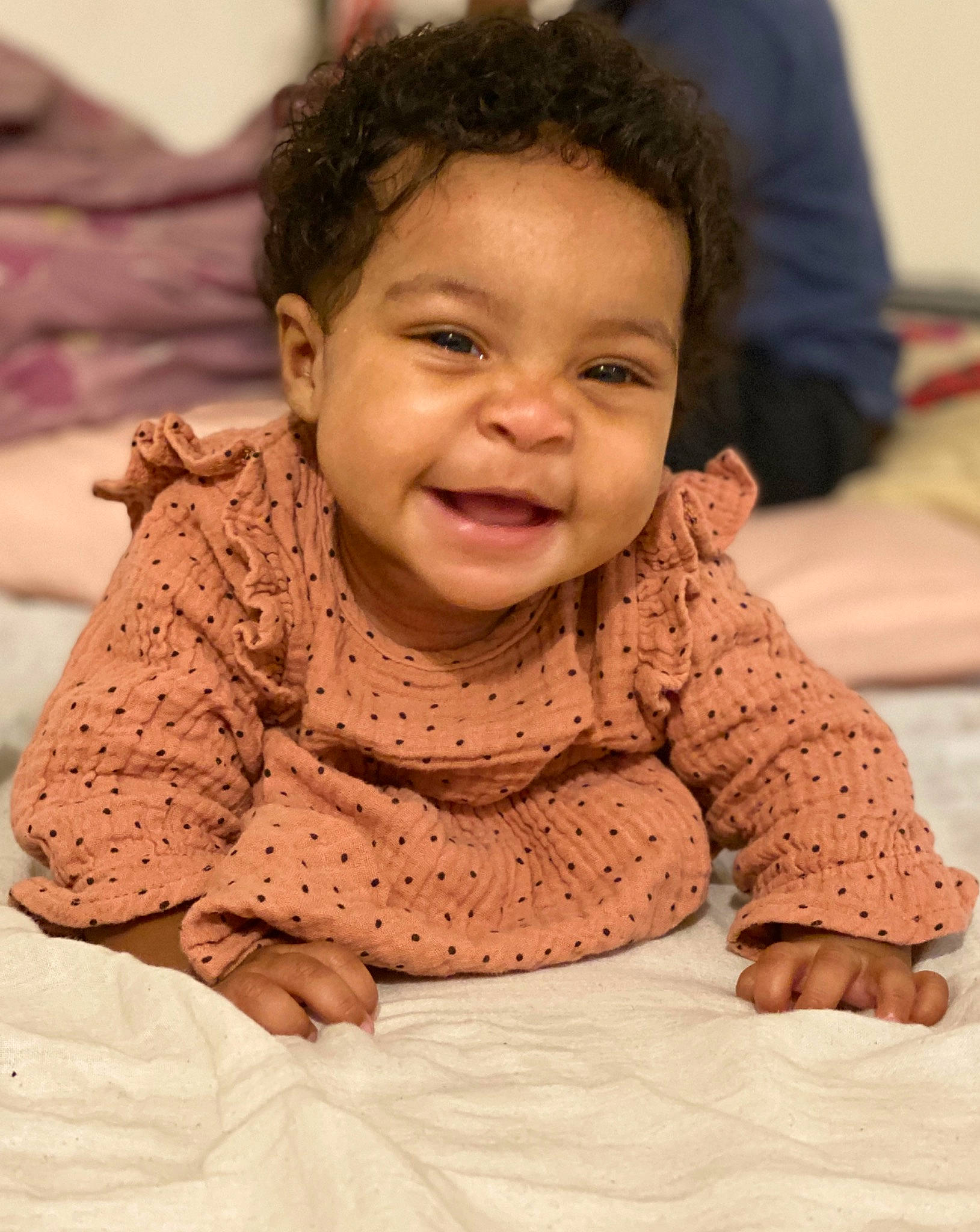 Naëlle a rejoint le concours — aidez-le/la à gagner de superbes lots ! baby, beauty, cheek, child, chin, face, facial_expression, finger, forehead, fun, happy, head, laugh, nose, person, play, sitting, skin, smile, toddler