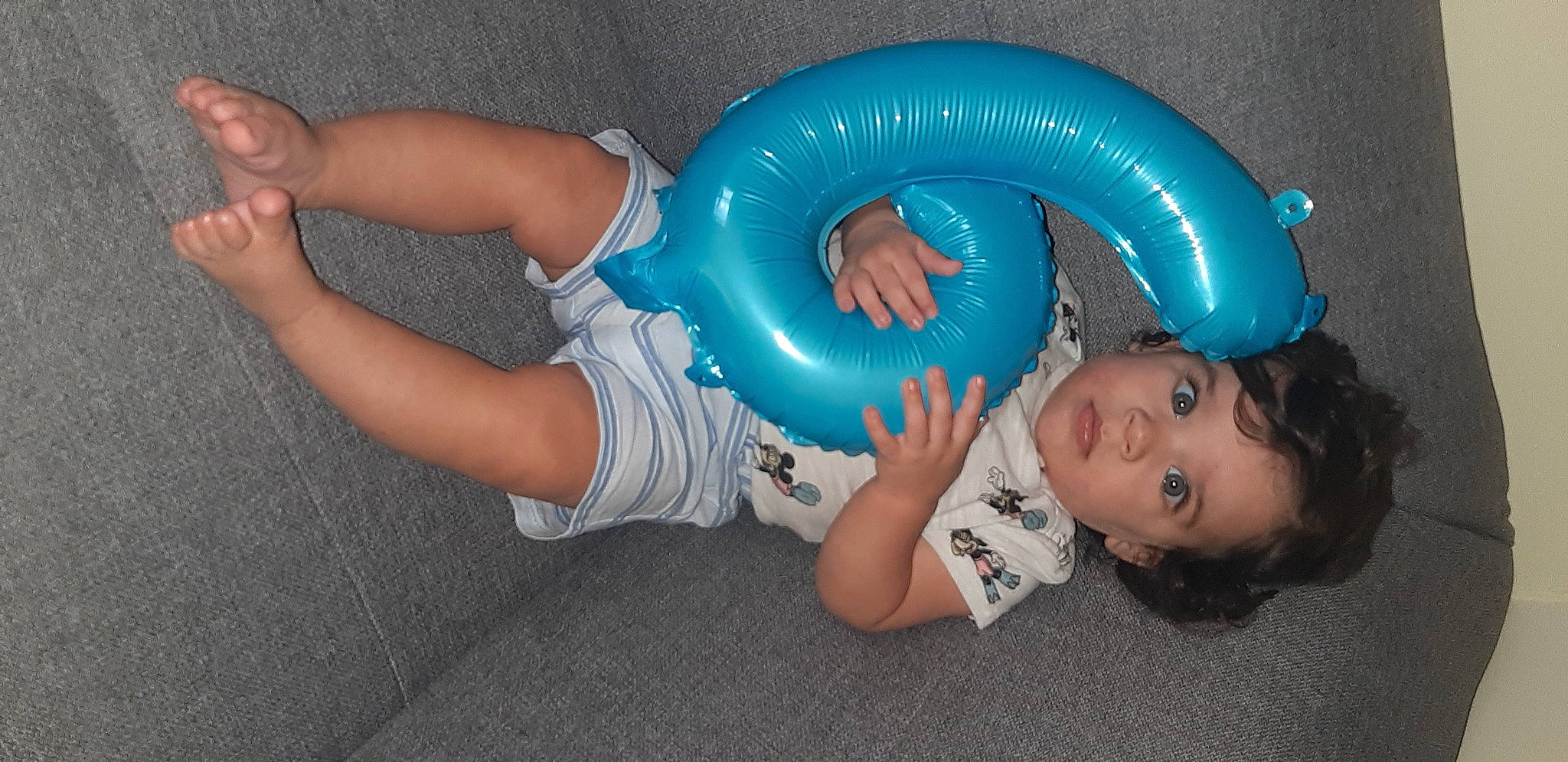 Kira a rejoint le concours — aidez-le/la à gagner de superbes lots ! balloon, blue, child, fun, party_supply, person