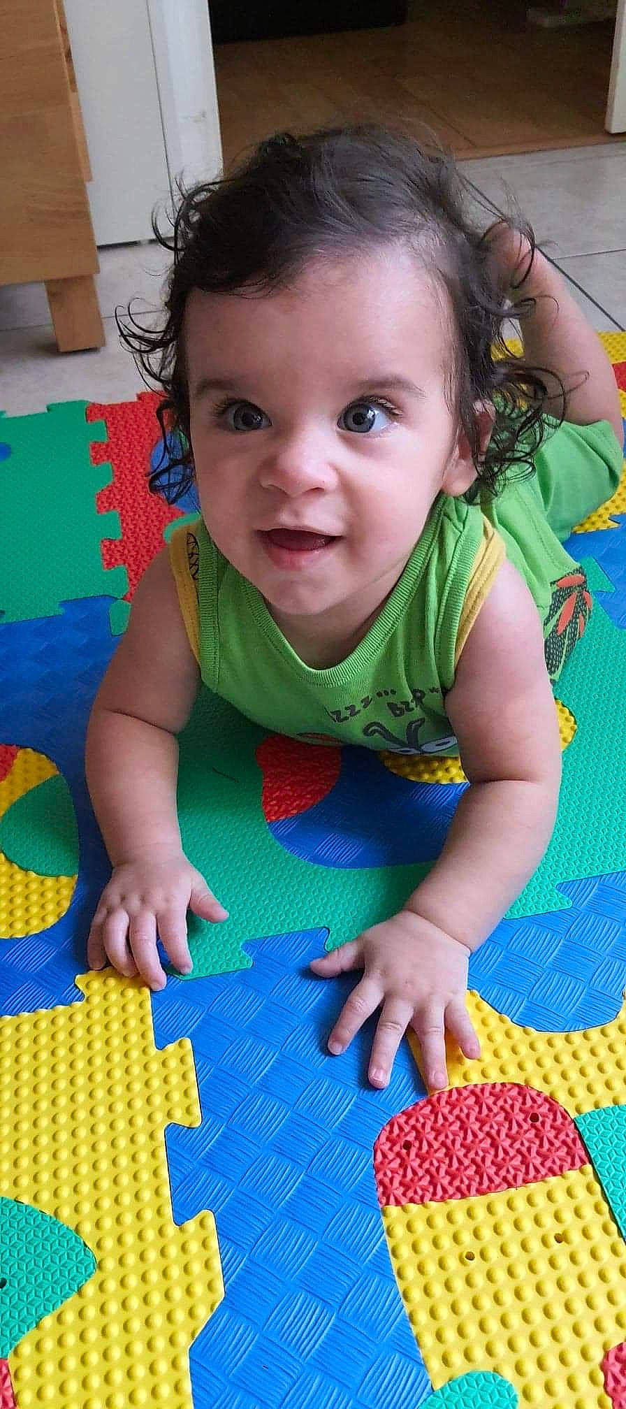 Kira participe au concours pour gagner de l'argent avec cette photo : adaptation, baby, baby_toys, child, fun, pattern, person, play, smile, toddler, toy, tummy_time, yellow