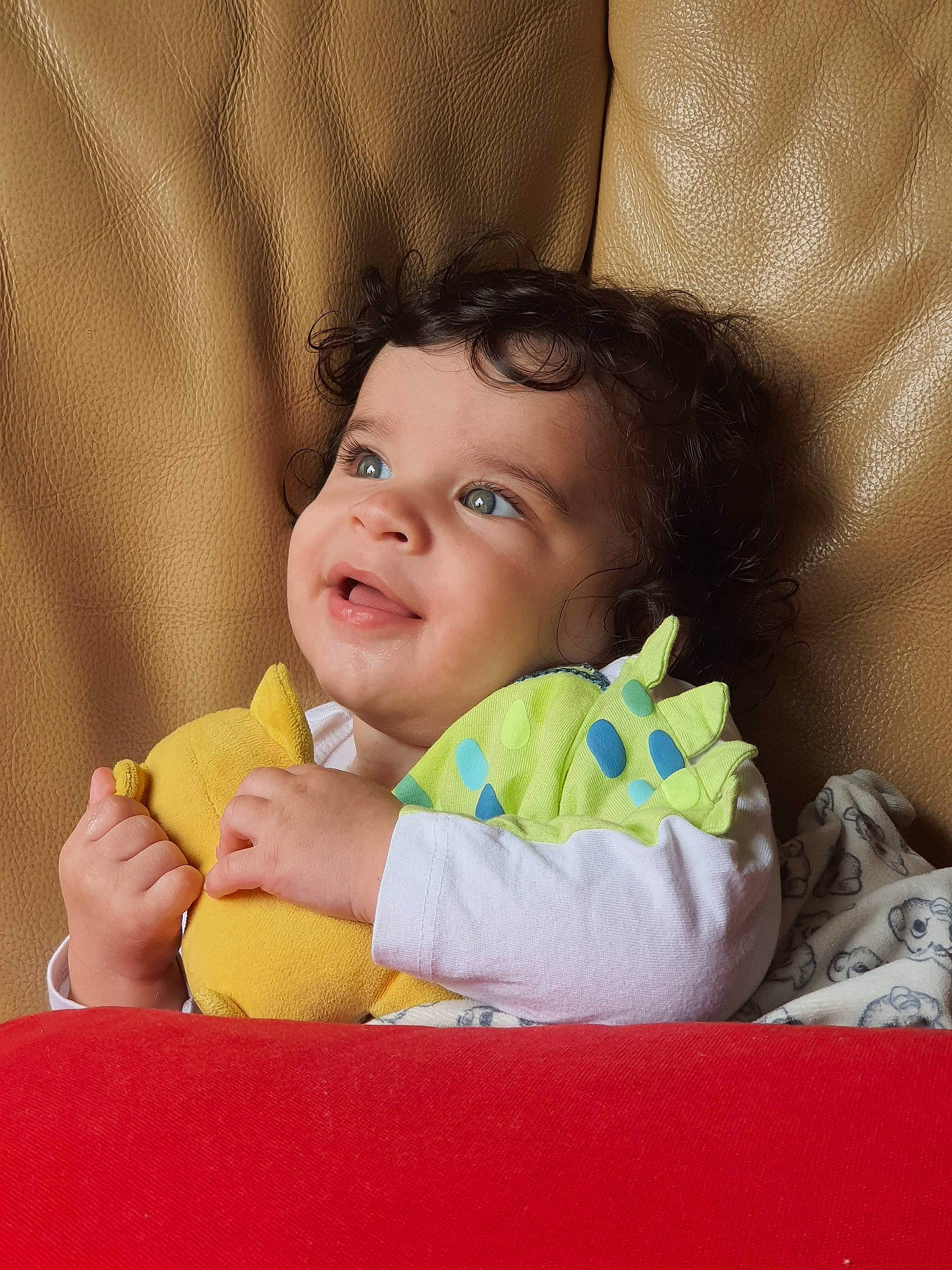 Kira participe au concours pour gagner de l'argent avec cette photo : baby, cheek, child, eye, finger, lip, nose, person, skin, toddler, yellow