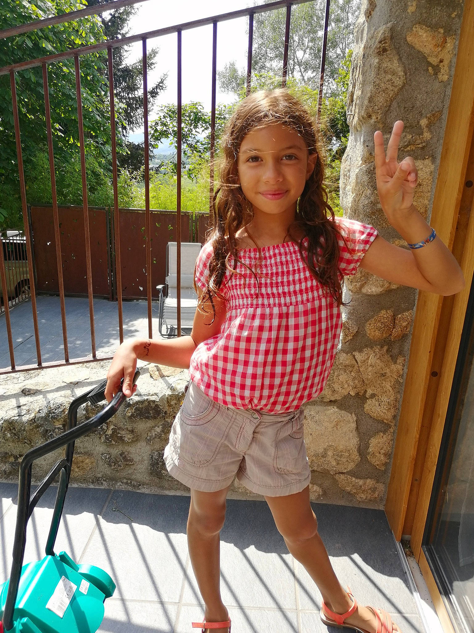 Léana participe au concours pour gagner de l'argent avec cette photo : blond, child, chin, fun, grass, green, happy, headwear, human_leg, joy, leg, leisure, pattern, person, shorts, summer, t_shirt, textile, thigh, tree