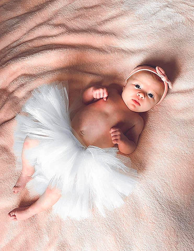 Eliana participe au concours pour gagner de l'argent avec cette photo : baby, baby_sleeping, baby_toddler_clothing, bedding, bedtime, cheek, child, close_up, comfort, eyebrow, flash_photography, happy, headgear, iris, linens, person, pink, skin, textile, toddler