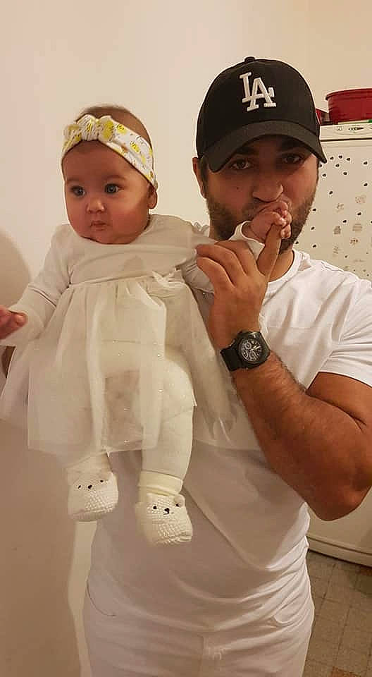 Sofia a rejoint le concours — aidez-le/la à gagner de superbes lots ! abdomen, arm, cap, child, fashion_accessory, fun, girl, hair_accessory, hat, headgear, human, infant, material, neck, person, product, skin, standing, textile, toddler