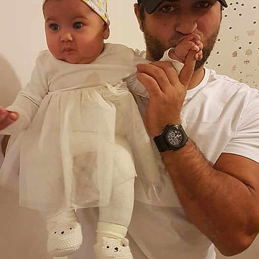Sofia a rejoint le concours — aidez-le/la à gagner de superbes lots ! abdomen, arm, cap, child, fashion_accessory, fun, girl, hair_accessory, hat, headgear, human, infant, material, neck, person, product, skin, standing, textile, toddler