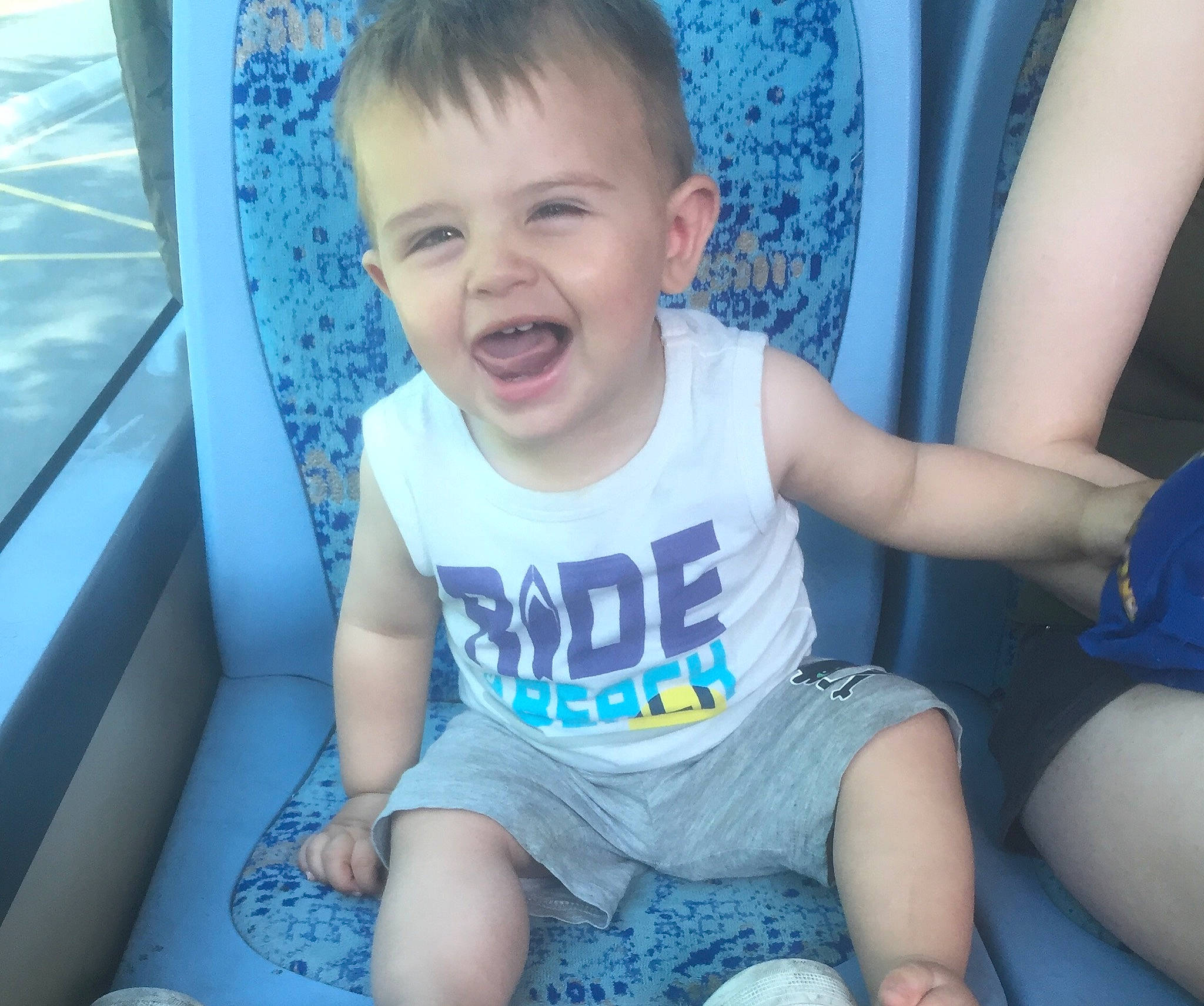 Thimeo a rejoint le concours — aidez-le/la à gagner de superbes lots ! baby, baby_toddler_clothing, cheek, child, cool, eye, facial_expression, fun, happy, laugh, person, sitting, skin, smile, t_shirt, toddler