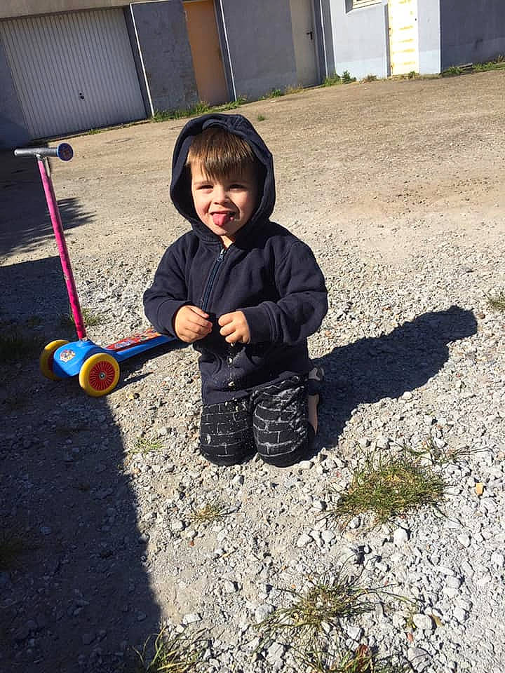 Thimeo participe au concours pour gagner de l'argent avec cette photo : asphalt, ball, child, concrete, door, fun, grass, happy, joy, landscape, people_in_nature, person, play, recreation, road_surface, sand, shadow, sitting, smile, soil