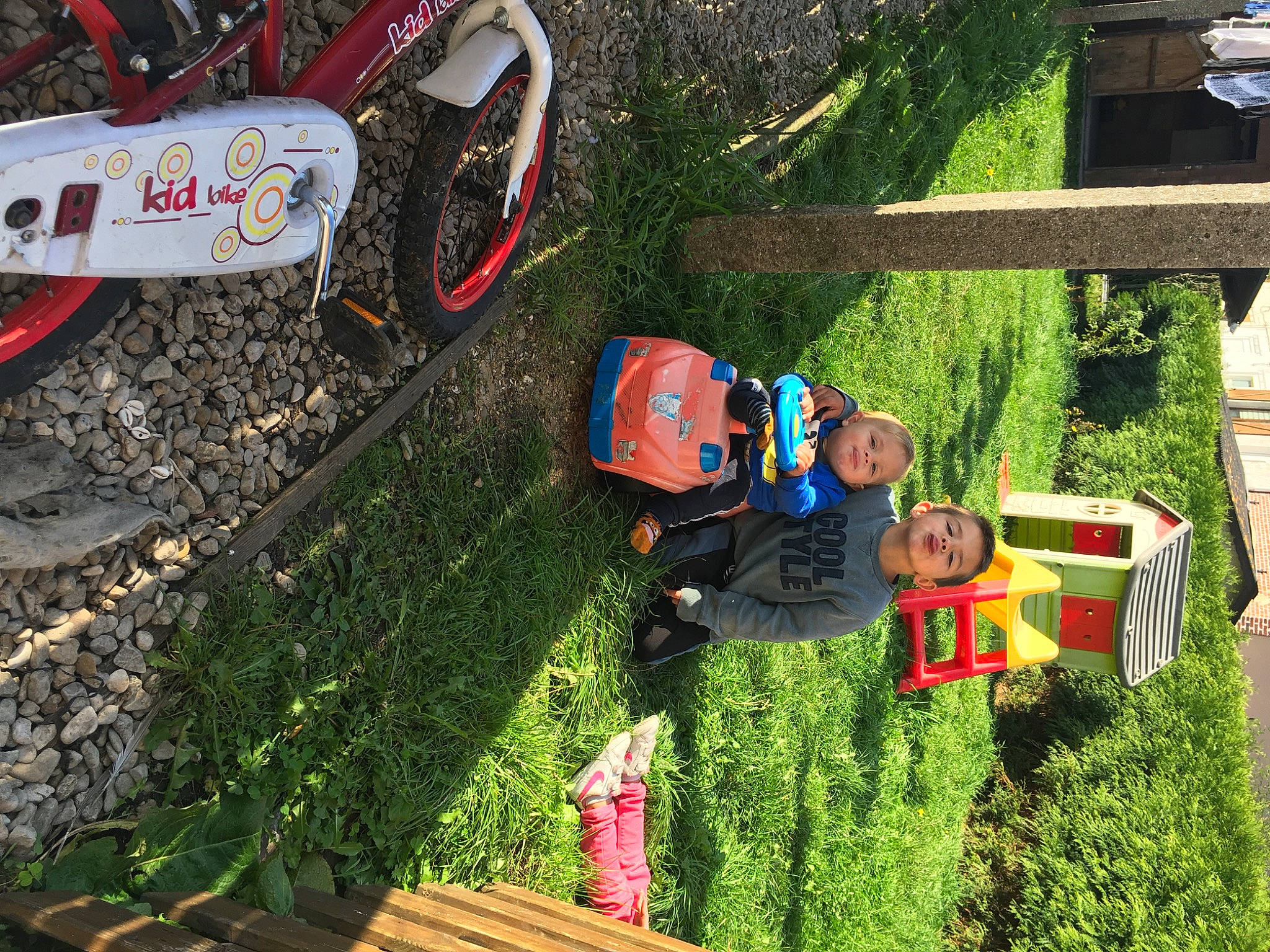 Thiwan participe au concours pour gagner de l'argent avec cette photo : asphalt, automotive_exterior, automotive_lighting, automotive_tire, bicycle_handlebar, bicycle_tire, fun, grass, helmet, landscape, lawn, leisure, motor_vehicle, person, personal_protective_equipment, plant, recreation, tire, toddler, tree