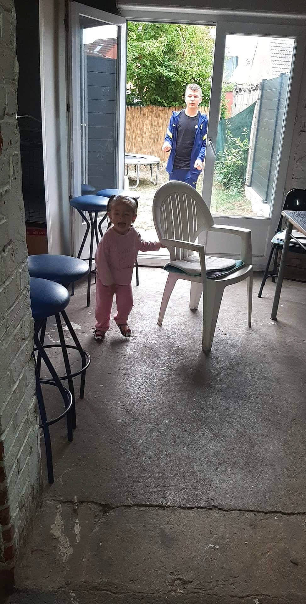 Thiwan a rejoint le concours — aidez-le/la à gagner de superbes lots ! chair, door, event, floor, flooring, fun, furniture, hardwood, home, home_door, house, leisure, person, plant, porch, room, sitting, table, toddler, tree