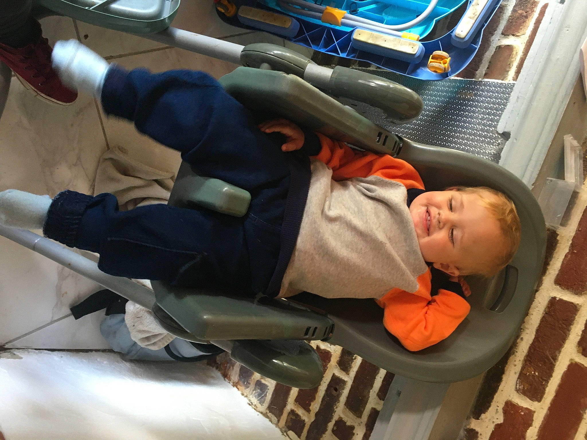 Thiwan a rejoint le concours — aidez-le/la à gagner de superbes lots ! audio_equipment, auto_part, automotive_design, automotive_exterior, automotive_tire, baby_products, bag, car_seat, child, comfort, family_car, joy, luggage_and_bags, luxury_vehicle, machine, motor_vehicle, person, personal_protective_equipment, service, toddler