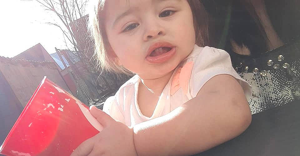 Leana a rejoint le concours — aidez-le/la à gagner de superbes lots ! baby, elbow, eyelash, finger, fun, gesture, grass, hand, happy, headwear, leisure, lip, mouth, neck, nose, organ, person, pink, thumb, toddler