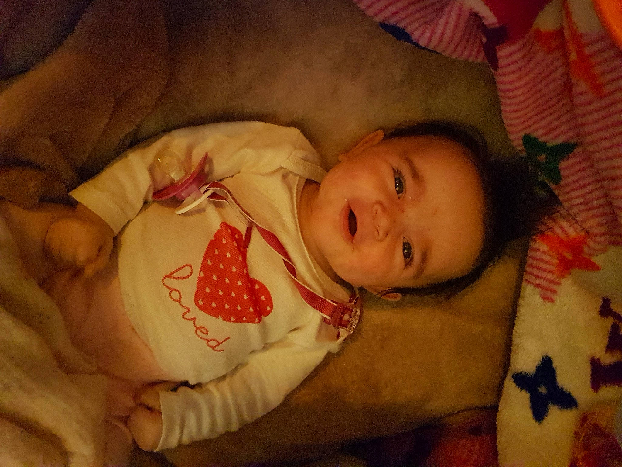 Cëlena a rejoint le concours — aidez-le/la à gagner de superbes lots ! baby, baby_toddler_clothing, cheek, comfort, eye, face, finger, head, iris, linens, lip, mammal, mouth, nose, orange, person, skin, smile, textile, toddler