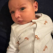 Younes participe au concours pour gagner de l'argent avec cette photo : baby, blanket, close_up, clothing, cute, ear, expression, eyes, face, indoor, infant, lying_down, mouth, newborn, nose, onesie, portrait, side_eye, skin, soft_lighting