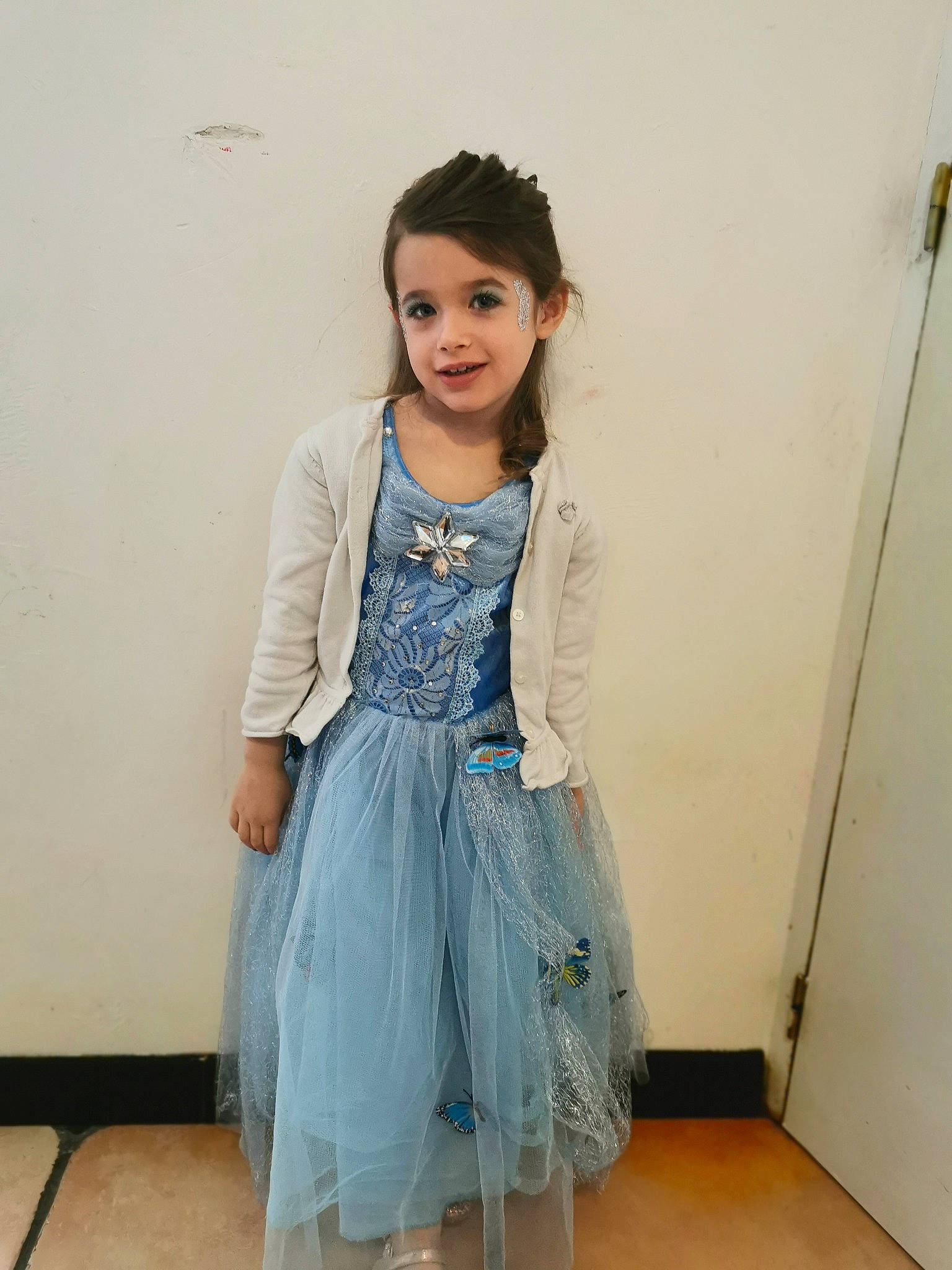 Alessia participe au concours pour gagner de l'argent avec cette photo : baby_toddler_clothing, collar, day_dress, denim, dress, dress_shirt, embellishment, fashion_design, hair, human_body, joy, long_hair, neck, one_piece_garment, person, shoulder, sleeve, street_fashion, t_shirt, thigh