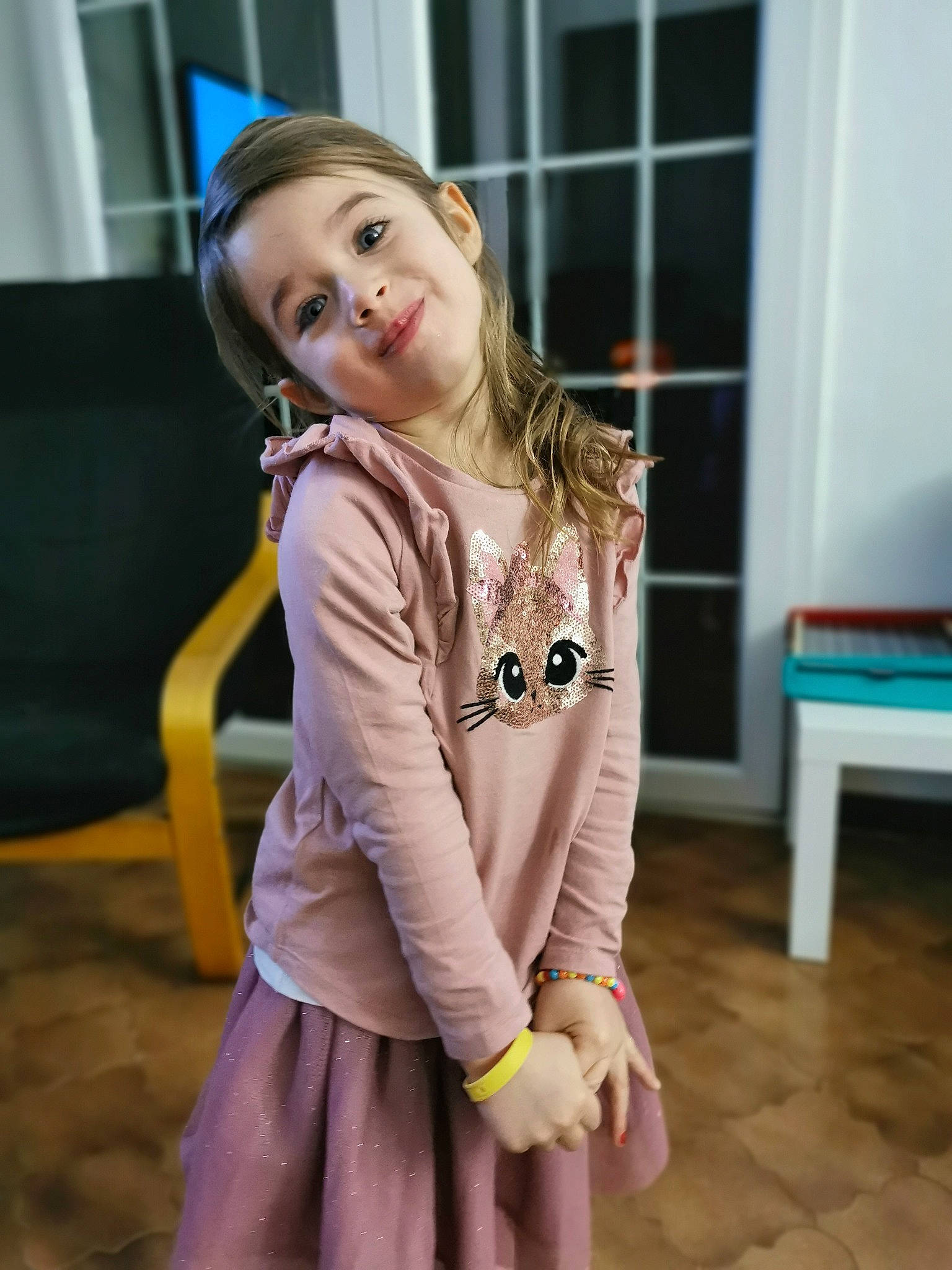 Alessia a rejoint le concours — aidez-le/la à gagner de superbes lots ! blond, brown_hair, electric_blue, face, fashion_design, flooring, fun, fur, hair, happy, jewellery, joy, knee, long_hair, person, shoulder, sitting, sleeve, standing, street_fashion