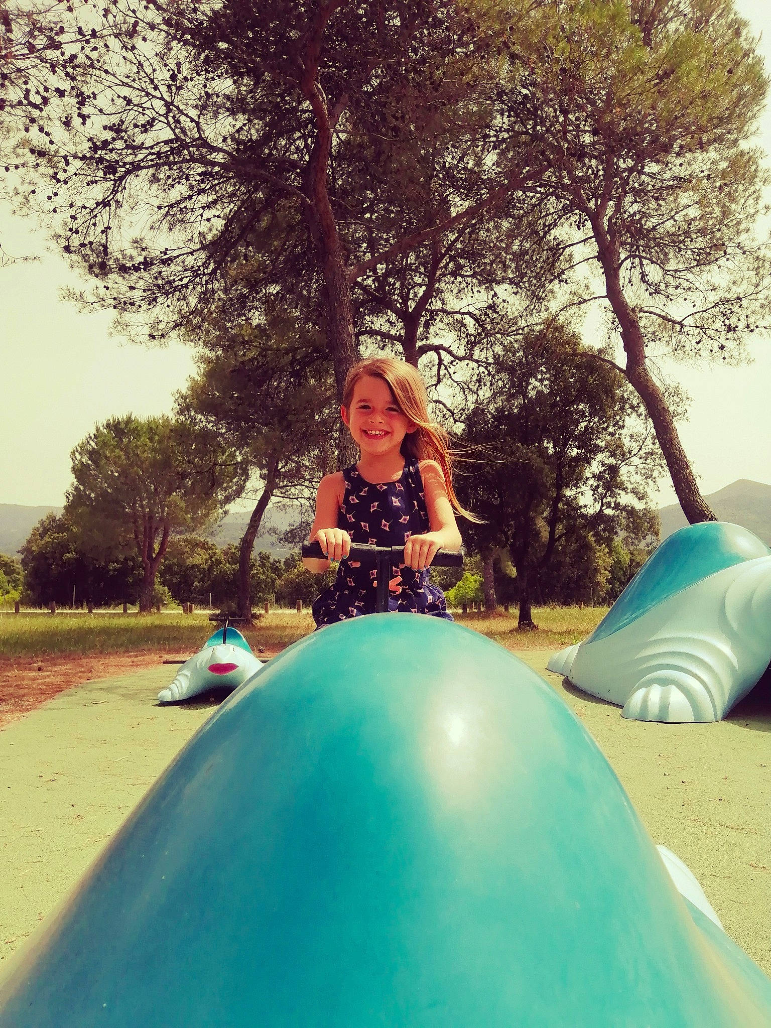 Alessia a rejoint le concours — aidez-le/la à gagner de superbes lots ! city, cool, electric_blue, fashion, fun, grass, happy, joy, leisure, mountainous_landforms, outdoor_play_equipment, person, plant, playground, recreation, shade, summer, sunlight, t_shirt, tints_and_shades