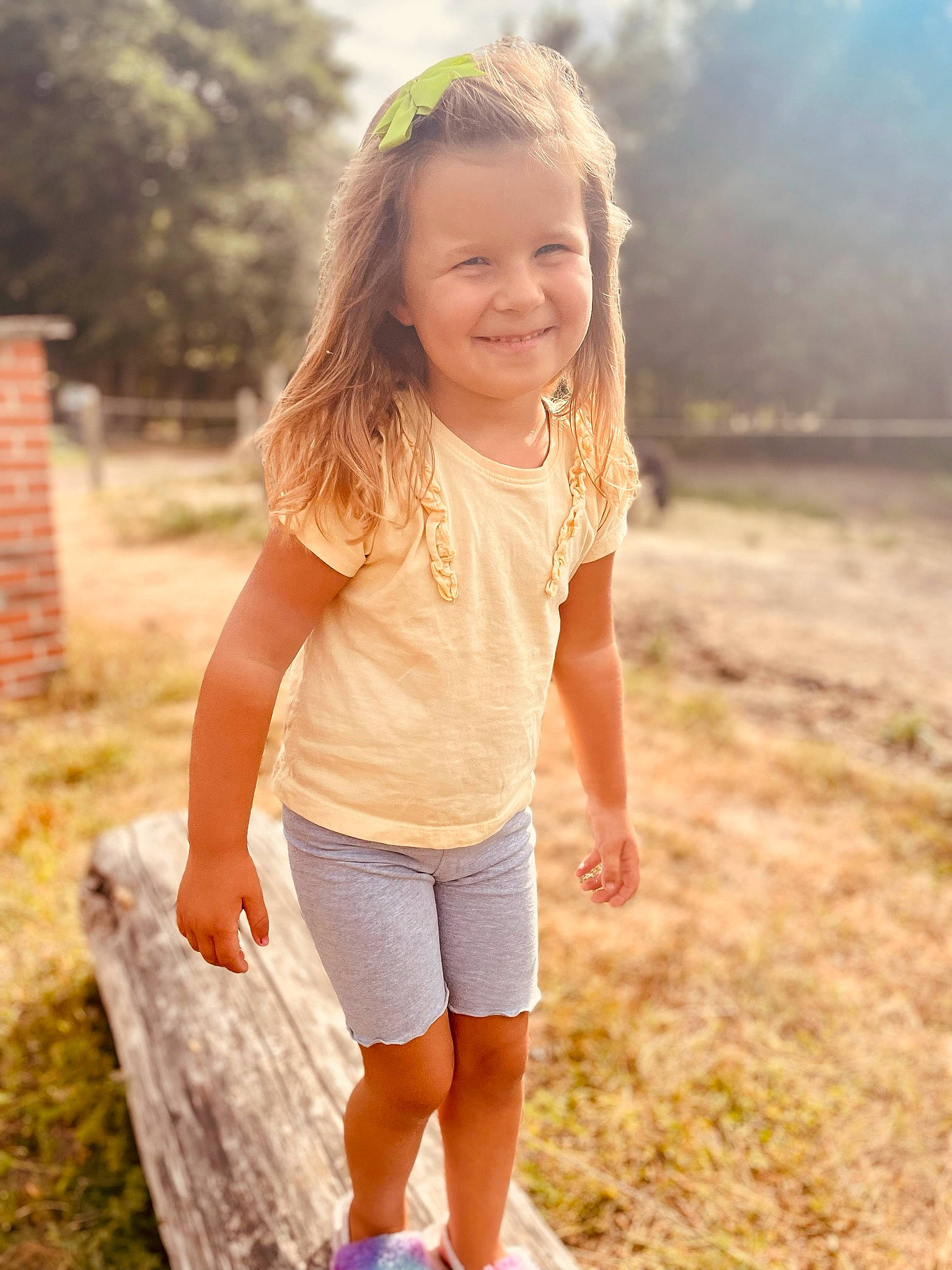 Chloe a rejoint le concours — aidez-le/la à gagner de superbes lots ! face, facial_expression, grass, hair, hairstyle, happy, head, joy, knee, people_in_nature, person, plant, shorts, shoulder, sleeve, smile, summer, sunlight, thigh, toddler