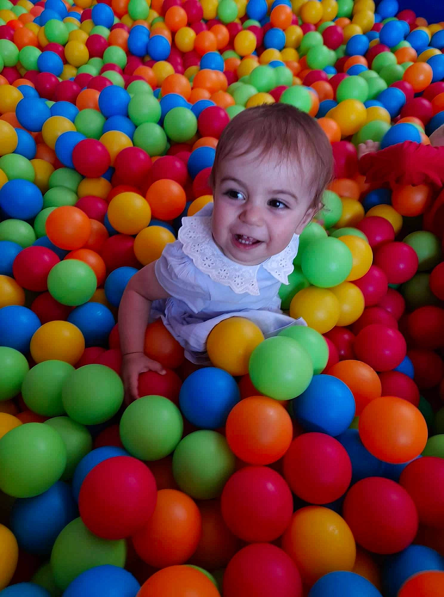 Mila a rejoint le concours — aidez-le/la à gagner de superbes lots ! baby, baby_toddler_clothing, ball, ball_pit, beauty, child, circle, face, facial_expression, fun, happy, joy, leisure, organ, pattern, people_in_nature, person, play, playground, smile