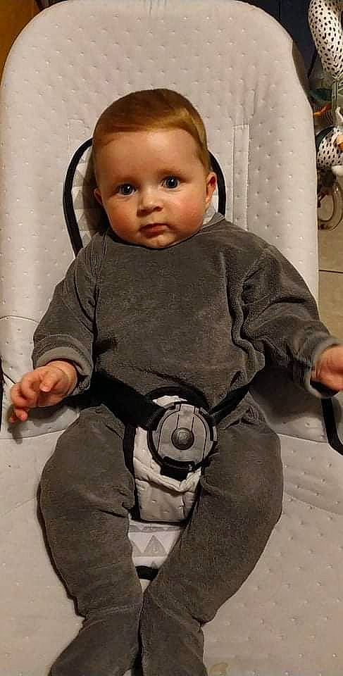 Raphaël participe au concours pour gagner de l'argent avec cette photo : baby, baby_toddler_clothing, cheek, child, cool, eye, facial_expression, finger, gesture, hairstyle, happy, head, joint, knee, nose, person, skin, sleeve, standing, thumb