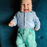 Lewis a rejoint le concours — aidez-le/la à gagner de superbes lots ! baby, baby_clothes, blue_shirt, casual, cheerful, child, clothing, couch, cute, fun, green_pants, happy, happy_face, indoor, infant, person, portrait, sitting, smiling, young_child