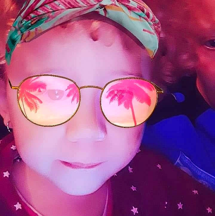 Mon Bébé a rejoint le concours — aidez-le/la à gagner de superbes lots ! cheek, child, chin, close_up, cool, eye, eyebrow, eyewear, face, forehead, glasses, head, lip, mouth, nose, person, pink, selfie, smile, sunglasses