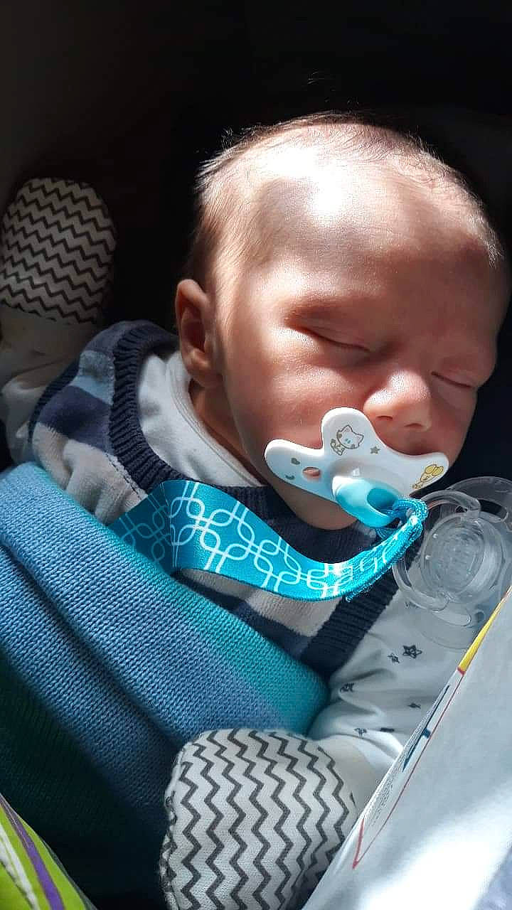 Matthys participe au concours pour gagner de l'argent avec cette photo : baby, baby_products, child, mouth, person, sleep, toddler