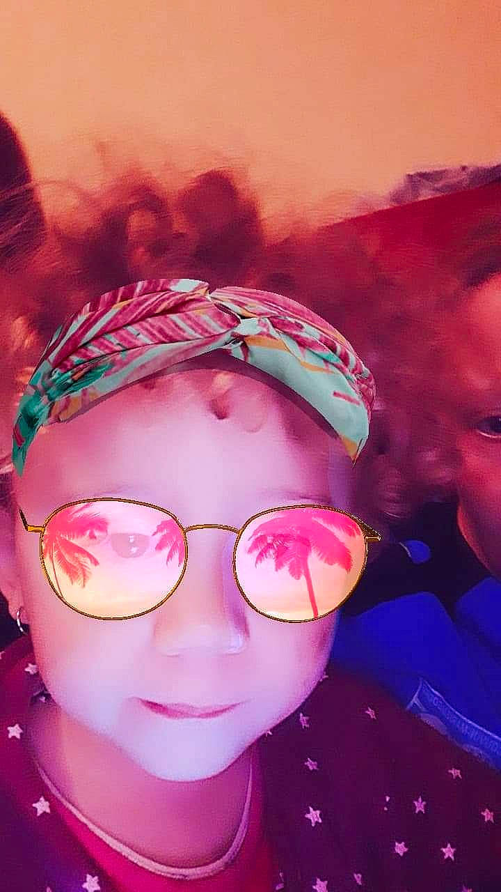 Ma Chérie participe au concours pour gagner de l'argent avec cette photo : cheek, chin, close_up, cool, eye, eyewear, face, forehead, fun, girl, glasses, head, lip, nose, person, pink, purple, sky, smile, sunglasses