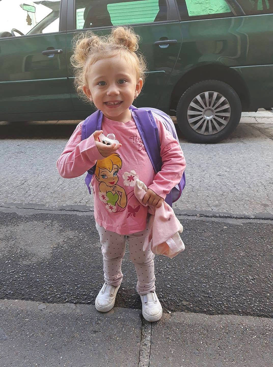 Ti Chat participe au concours pour gagner de l'argent avec cette photo : child, day, fun, girl, infant, jeans, joy, outerwear, person, pink, product, skin, smile, standing, toddler