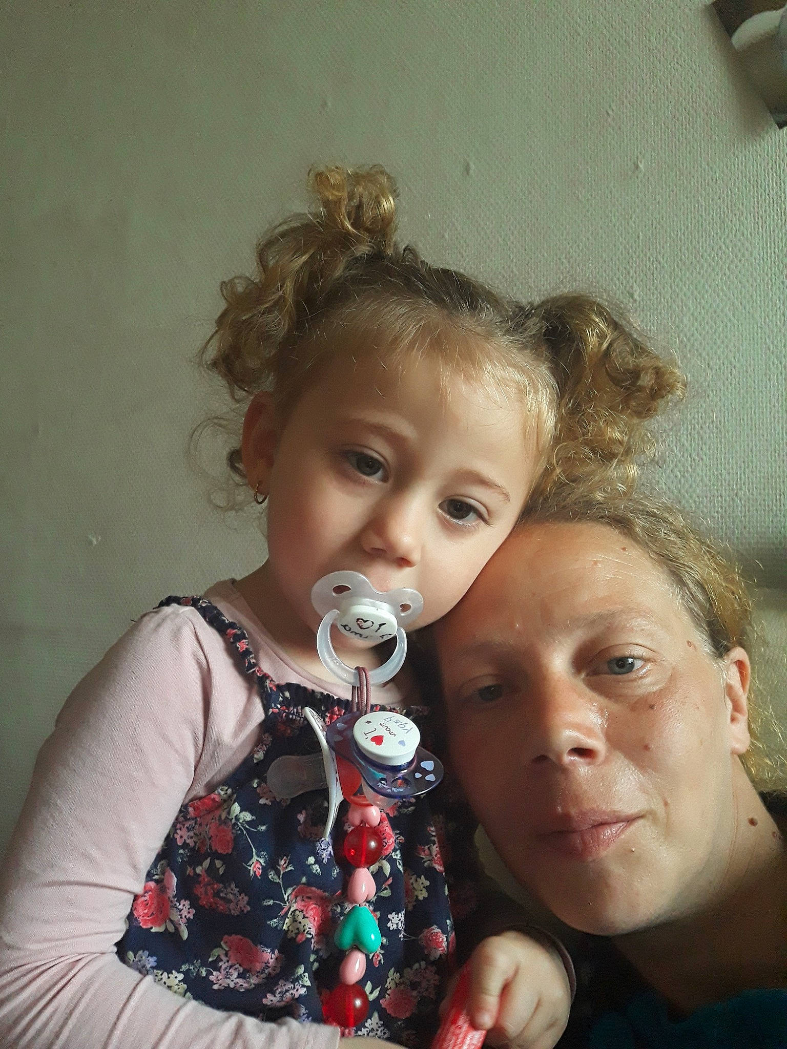 Mon Tresor a rejoint le concours — aidez-le/la à gagner de superbes lots ! cheek, child, daughter, ear, fun, gesture, iris, mother, nose, person, sibling, smile, toddler