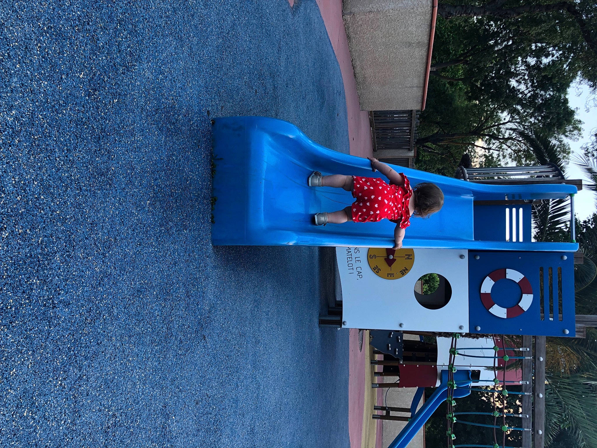 Téa a rejoint le concours — aidez-le/la à gagner de superbes lots ! asphalt, blue, building, carmine, concrete, electric_blue, electrical_supply, electrical_wiring, electricity, facade, gas, machine, pedestrian, road_surface, signaling_device, sky, tree, wall, window, wire