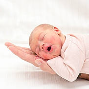 Alba a rejoint le concours — aidez-le/la à gagner de superbes lots ! adult_hand, baby, child, closeup, cozy, cute, hand, human, infant, newborn, pastel, peaceful, pink, portrait, resting, skin, sleeping, soft_clothing, tender, white_background