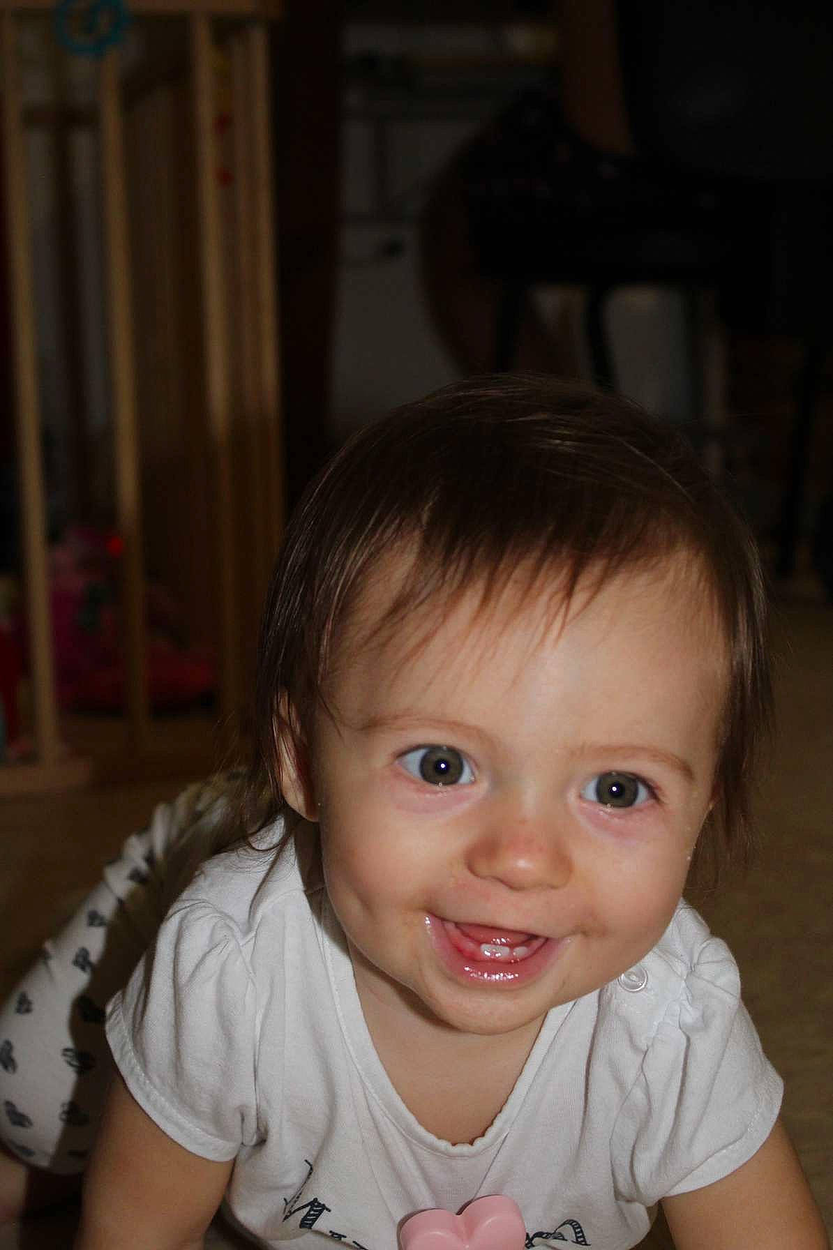 Kayla a rejoint le concours — aidez-le/la à gagner de superbes lots ! baby, baby_toddler_clothing, cheek, child, ear, eyebrow, eyelash, face, flash_photography, flooring, forehead, happy, iris, joy, lip, nose, person, sitting, skin, smile