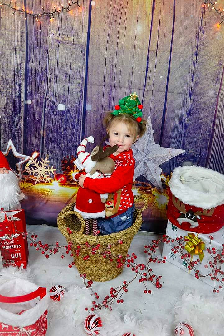 Myla participe au concours pour gagner de l'argent avec cette photo : baby, baby_toddler_clothing, carmine, child, christmas, christmas_decoration, christmas_eve, christmas_ornament, event, fictional_character, happy, hat, holiday, holiday_ornament, interior_design, ornament, person, red, toddler, tradition