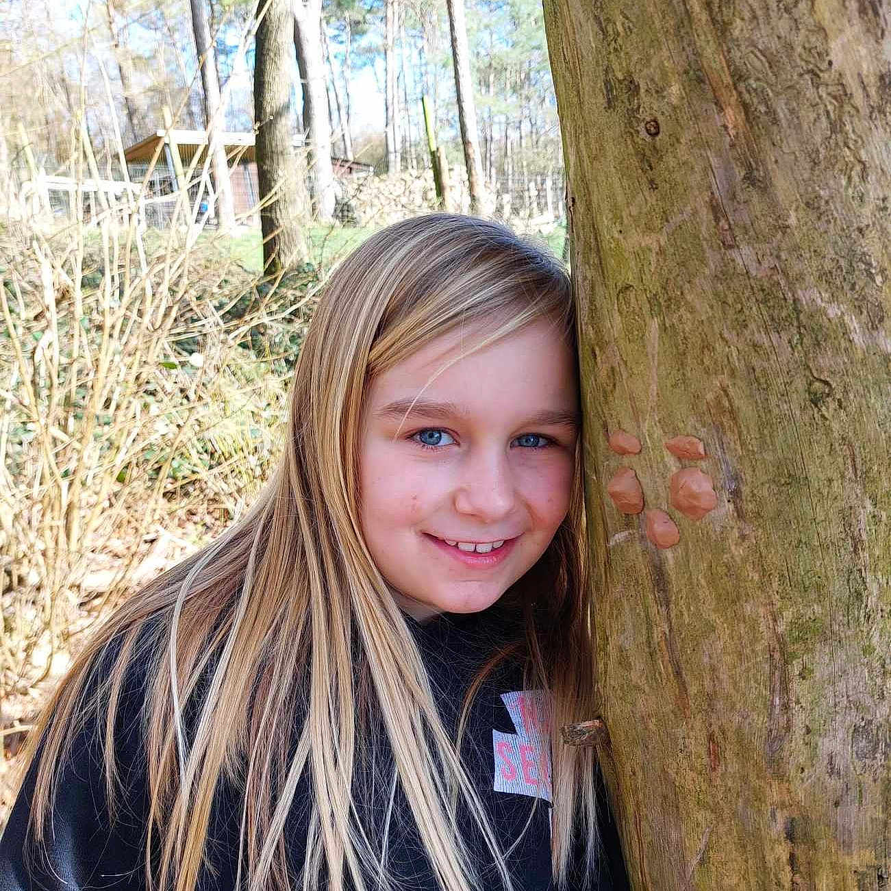 Zoé participe au concours pour gagner de l'argent avec cette photo : blonde, face, female, girl, hair, happy, head, hiding, land, nature, outdoors, person, photography, plant, portrait, smile, teen, tree, vegetation, woodland