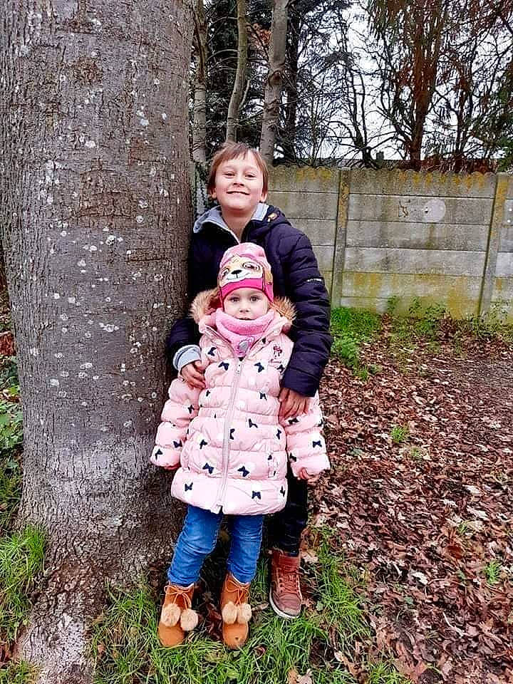 Zoé a rejoint le concours — aidez-le/la à gagner de superbes lots ! baby, boot, facial_expression, fun, fur, gesture, grass, happy, headwear, jacket, joy, leisure, people_in_nature, person, plant, recreation, sandal, scarf, smile, spring