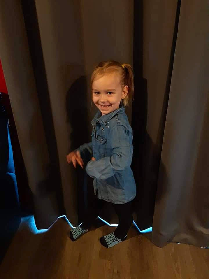 Zoé a rejoint le concours — aidez-le/la à gagner de superbes lots ! baby, cheek, child, floor, fun, joy, person, play, shoe, sitting, skin, smile, standing, toddler, vacation