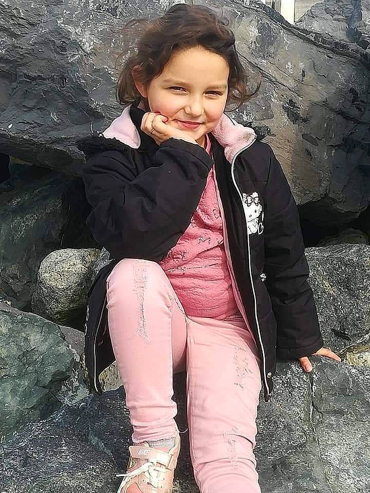 Alessia a rejoint le concours — aidez-le/la à gagner de superbes lots ! blond, boot, brown_hair, eye, flash_photography, fun, happy, head, iris, jacket, joy, lip, outerwear, people_in_nature, person, sitting, sleeve, smile, street_fashion, thigh