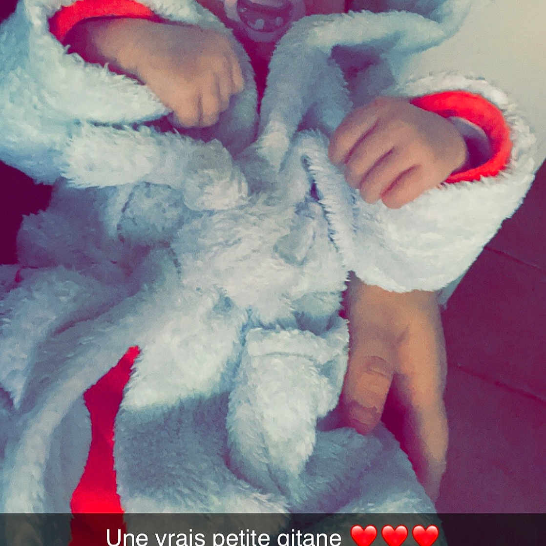 Layla a rejoint le concours — aidez-le/la à gagner de superbes lots ! baby, baby_sleeping, baby_toddler_clothing, beauty, blue, child, comfort, electric_blue, finger, fur, gesture, happy, linens, magenta, nail, pink, textile, thumb, toddler, white