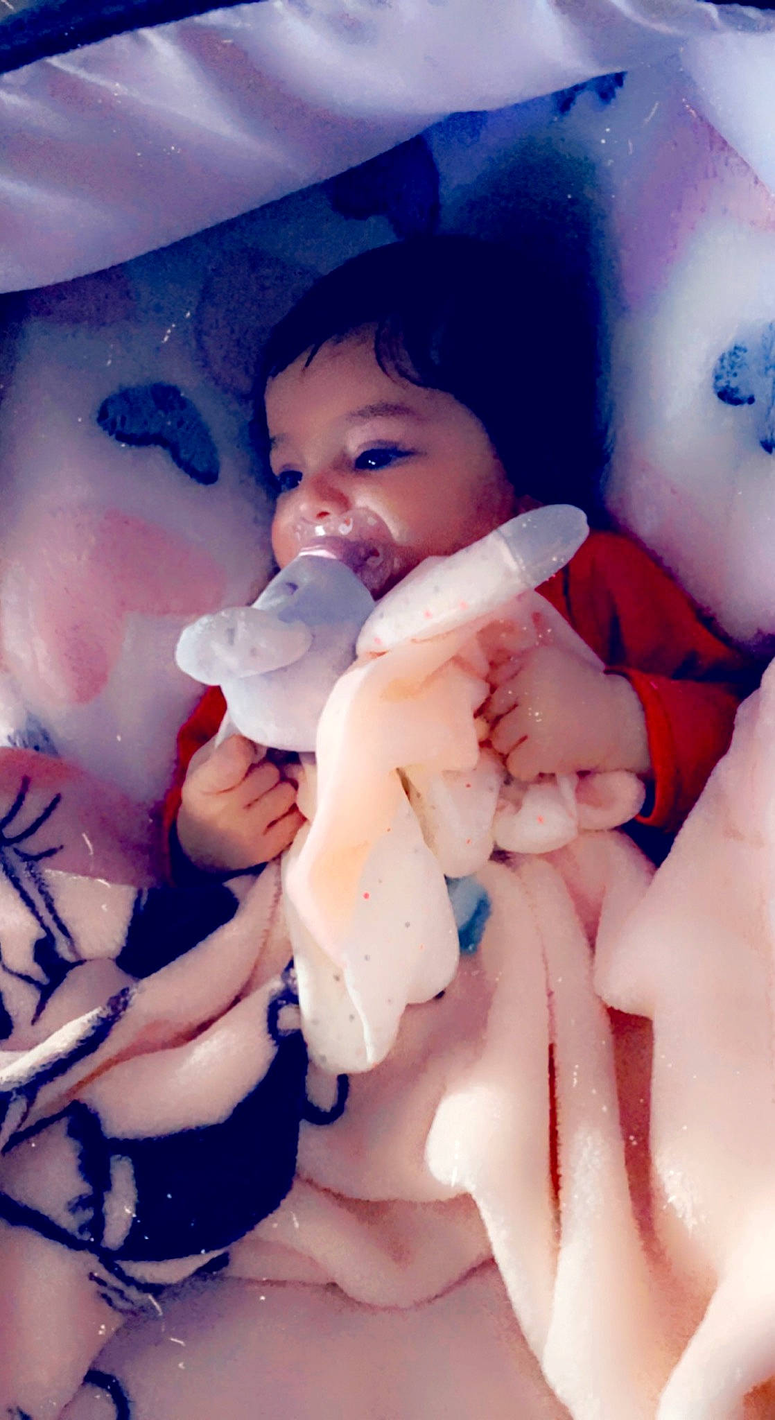 Layla participe au concours pour gagner de l'argent avec cette photo : azure, baby, baby_toddler_clothing, cheek, child, finger, gesture, hand, happy, lip, mouth, nail, nose, person, pink, skin, sweetness, textile, thumb, toddler