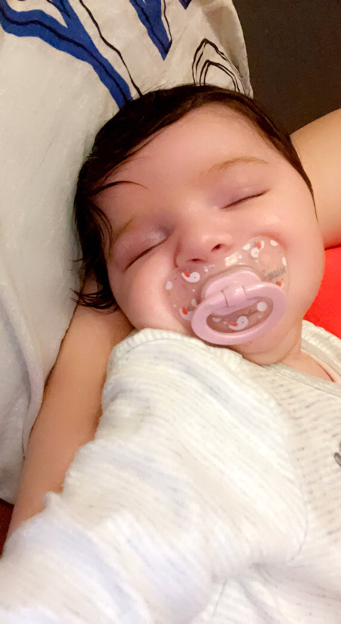 Layla a rejoint le concours — aidez-le/la à gagner de superbes lots ! arm, baby, cheek, chin, comfort, ear, eye, eyebrow, eyelash, gesture, happy, human_body, iris, jaw, lip, mouth, neck, nose, person, skin